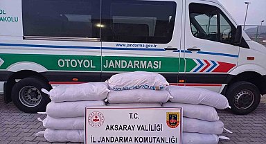 Üç yolcu otobüsünde 1 ton kaçak tütün çıktı