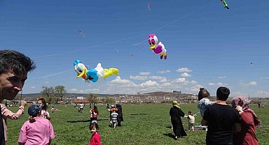 Uçurtma şenliği ile gökyüzü renklendi