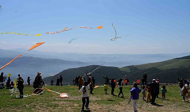 Uçurtmalar, gökyüzünü renklendirdi