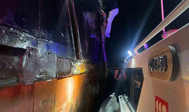 Uluslararası sulardaki gemide rahatsızlanan Türk kaptan, sahil güvenlik ekiplerince hastaneye ulaştırıldı