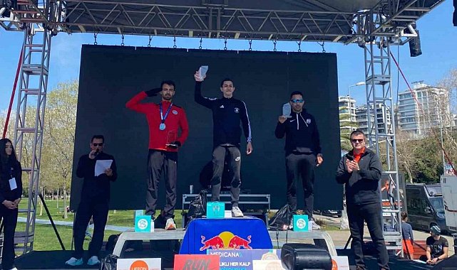 Ümraniyeli Sporcu Bosphorus Çeyrek Maraton Yarışları'nda şampiyon oldu