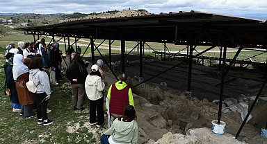 Üniversite öğrencileri kamp yaparak doğal güzellikleri gördü, sahilde çöp topladı