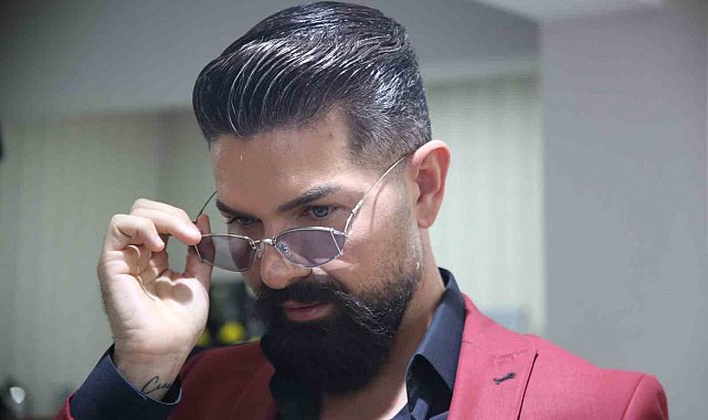 Ünlü sanatçının altın gözlüğüne değer biçilemiyor