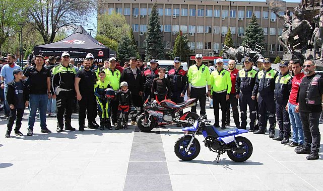 Uşak'ta polis ve jandarma ekiplerinden motosiklet sürücülerine farkındalık eğitimi