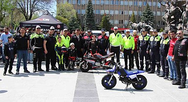Uşak'ta polis ve jandarma ekiplerinden motosiklet sürücülerine farkındalık eğitimi
