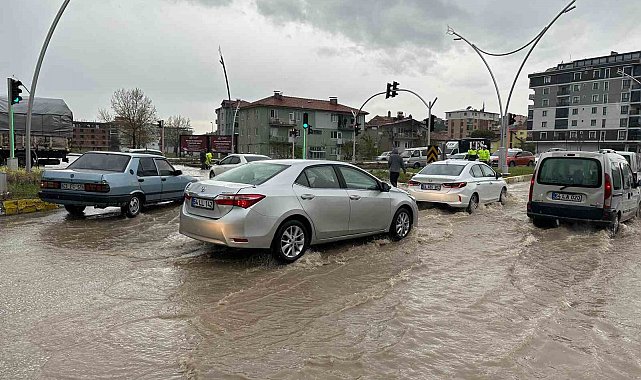 Uşak'ta sağanak yağış yolları göle çevirdi