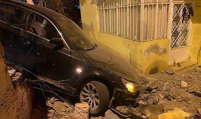 Üsküdar'da otomobil evin bahçesine uçtu, sürücü kaçtı