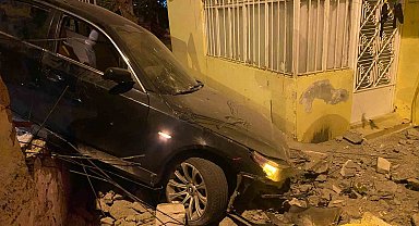 Üsküdar'da otomobil evin bahçesine uçtu, sürücü kaçtı