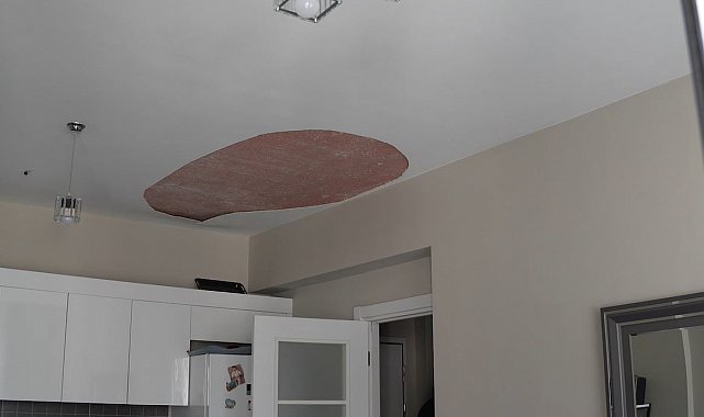 Ütü yapan kadının başına bir anda tavan düştü