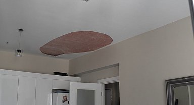 Ütü yapan kadının başına bir anda tavan düştü