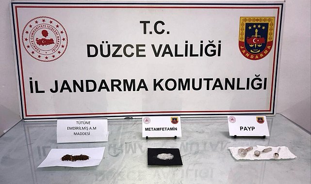 Uyuşturucuyu elleriyle jandarmaya teslim etti