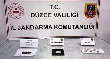 Uyuşturucuyu elleriyle jandarmaya teslim etti
