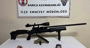 Üzerinden tüfek ve tabanca çıktı