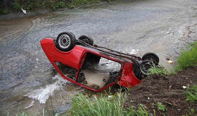 Uzun süredir park halindeki otomobili dereye attılar