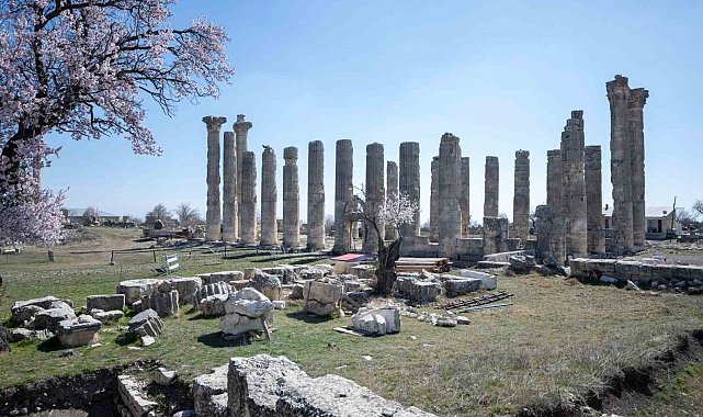 Uzuncaburç Antik Kenti ziyaretçilerini bekliyor