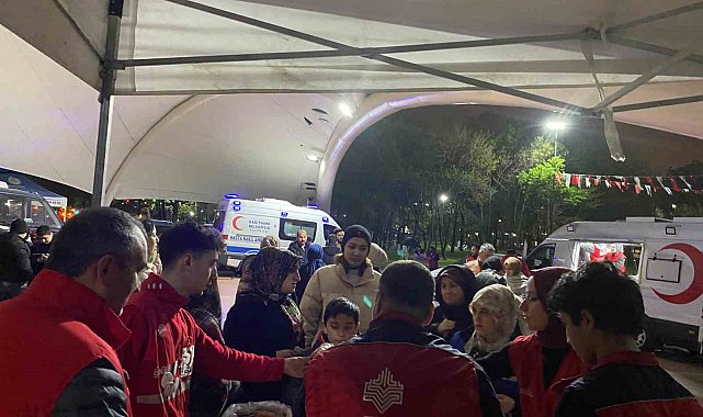 Vakıflar'dan depremin ardından geceyi parkta geçiren vatandaşlara ikram