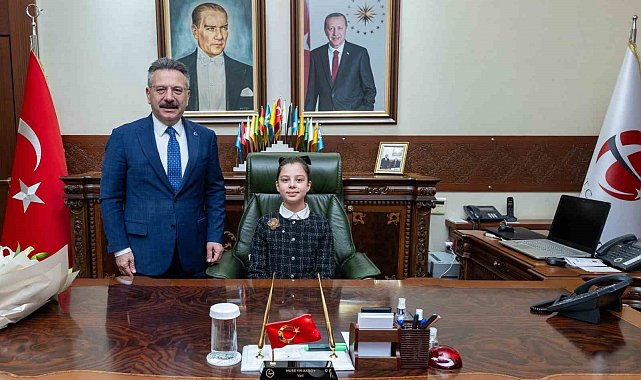 Vali Aksoy 23 Nisan'da koltuğunu minik Hatice'ye devretti