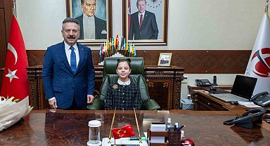 Vali Aksoy 23 Nisan'da koltuğunu minik Hatice'ye devretti