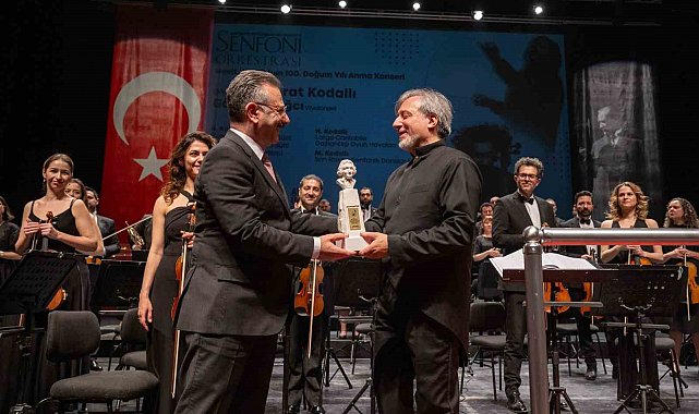 Vali Aksoy, Nevit Kodallı'nın anısına düzenlenen konsere katıldı