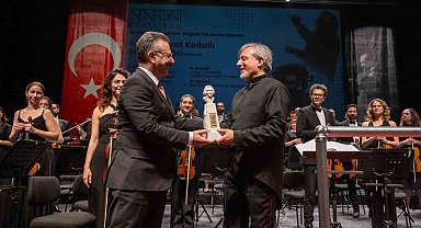 Vali Aksoy, Nevit Kodallı'nın anısına düzenlenen konsere katıldı