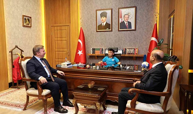 Vali Aydoğdu 23 Nisan'da makam koltuğunu çocuklara devretti