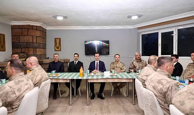 Vali Karakaya Mehmetçiklerle bir araya geldi