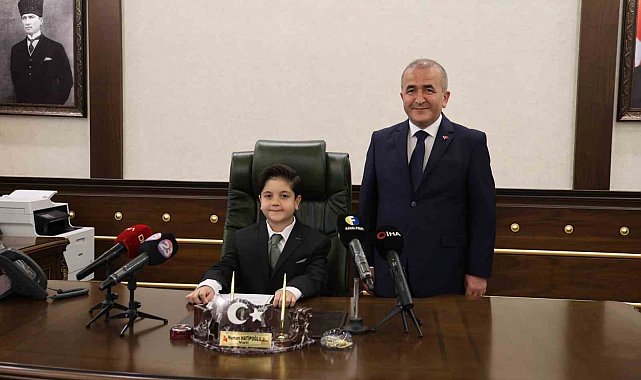 Vali koltuğuna oturan minik Mustafa'nın ilk talimatı emniyet müdürüne oldu