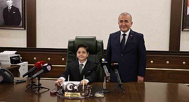 Vali koltuğuna oturan minik Mustafa'nın ilk talimatı emniyet müdürüne oldu