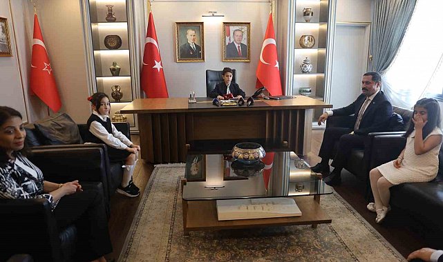 Vali makamını devralan 9 yaşındaki Ali Kemal koltuğun hakkını verdi