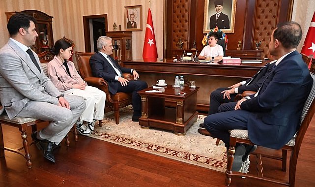 Vali Makas, makamını öğrencilere devretti