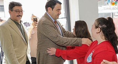 Vali Musa Işın'dan "Bi Tebessüm Down Cafe"ye anlamlı ziyaret