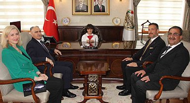 Vali Özkan makamını devretti