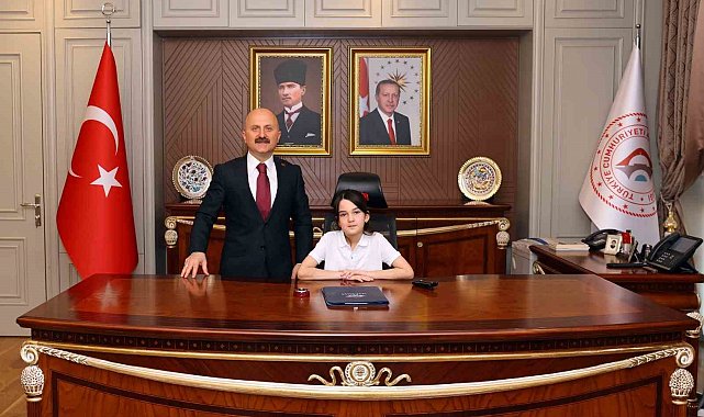 Vali Varol, koltuğu Defne Lara'ya devretti