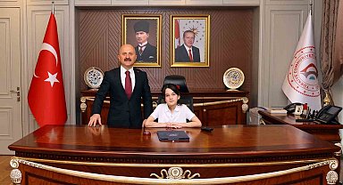 Vali Varol, koltuğu Defne Lara'ya devretti