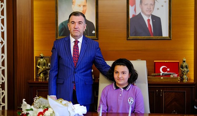 Valinin makam koltuğuna temsili 6. sınıf öğrencisi oturdu