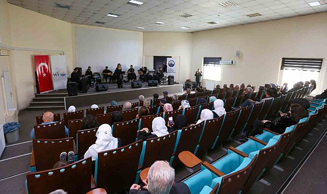 Van Büyükşehir Belediyesi yaşlılara özel konser düzenledi