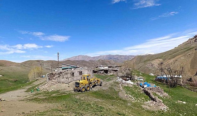 Van Büyükşehir Belediyesinin yol ve altyapı çalışmaları sürüyor