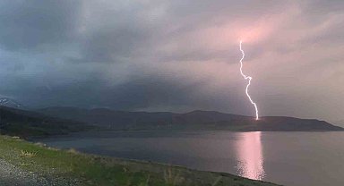 Van Gölü üzerinde çakan şimşekler hem korkuttu hem de görsel şölen oluşturdu