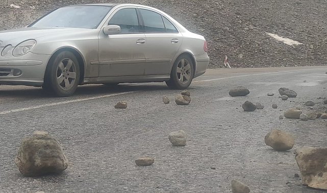 Van'da kara yoluna düşen taşlar tehlike oluşturuyor