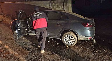 Van'da otomobil duvara çarptı: 3 yaralı