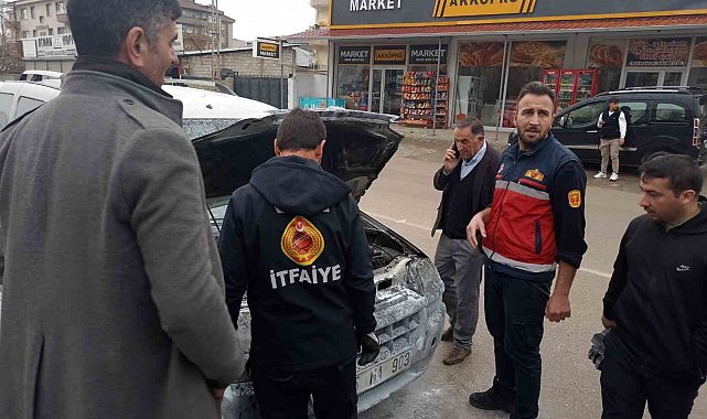 Van'da seyir halindeki aracın motoru yandı