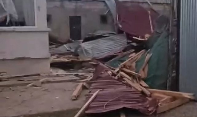 Van'da şiddetli rüzgar çatıları uçurdu