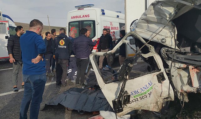 Van'da yolcu minibüsüyle kamyonet çarpıştı: Ölü ve yaralılar var