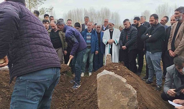 Van'daki trafik kazasında hayatını kaybeden baba ve iki kızı yan yana toprağa verildi