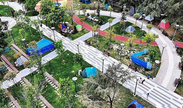 Vatandaşlar yeni güne park ve çadırlarda uyandı