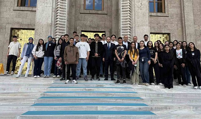 Vekil Koç, Ardahan'dan gelen öğrencilerle TBMM'de buluştu