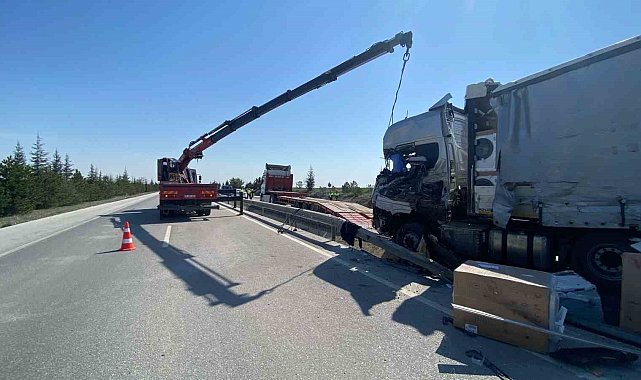 Vestel'in beyaz eşya yüklü tırı devrildi: 2 yaralı