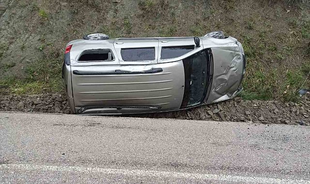 Virajı alamayan hafif ticari araç devrildi: 1 yaralı