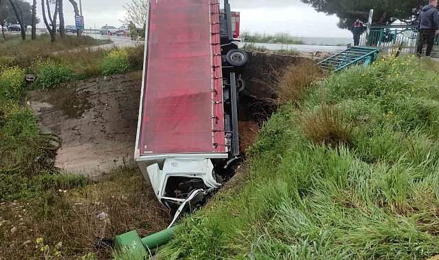 Virajı alamayan kamyon dereye uçtu