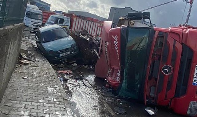 Virajı alamayan tır park halindeki araçların üstüne devrildi